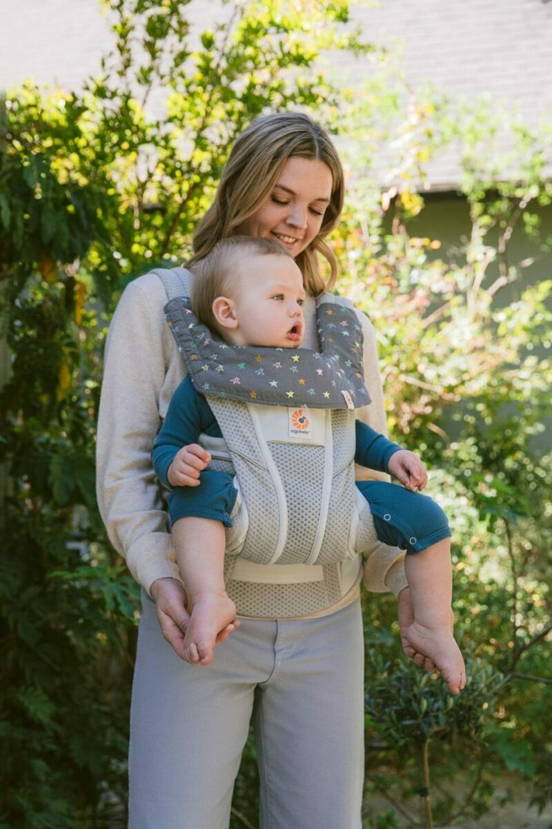 Ergobaby blazinice za grizenje in slinček za nosilke 360 in Omni 360 - Chalkboard Stars - slika 5