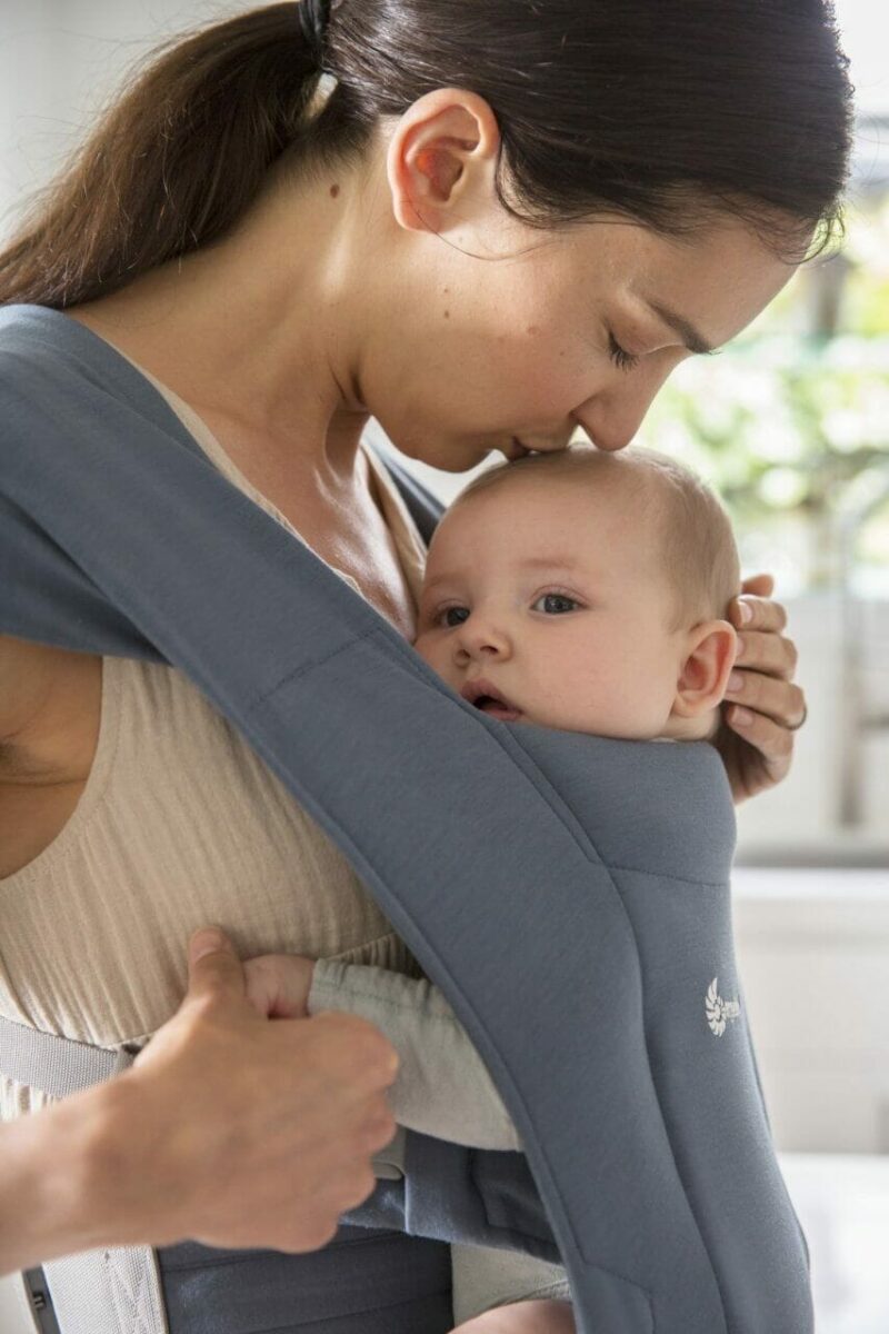 Ergobaby Embrace nosilka, Oxford Blue, modra - slika 11