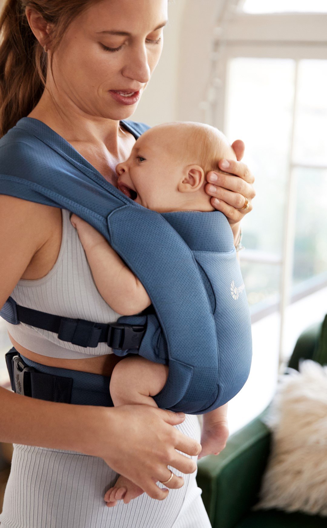 Ergobaby Embrace Soft Air Mesh nosiljka, Plava - slika 15
