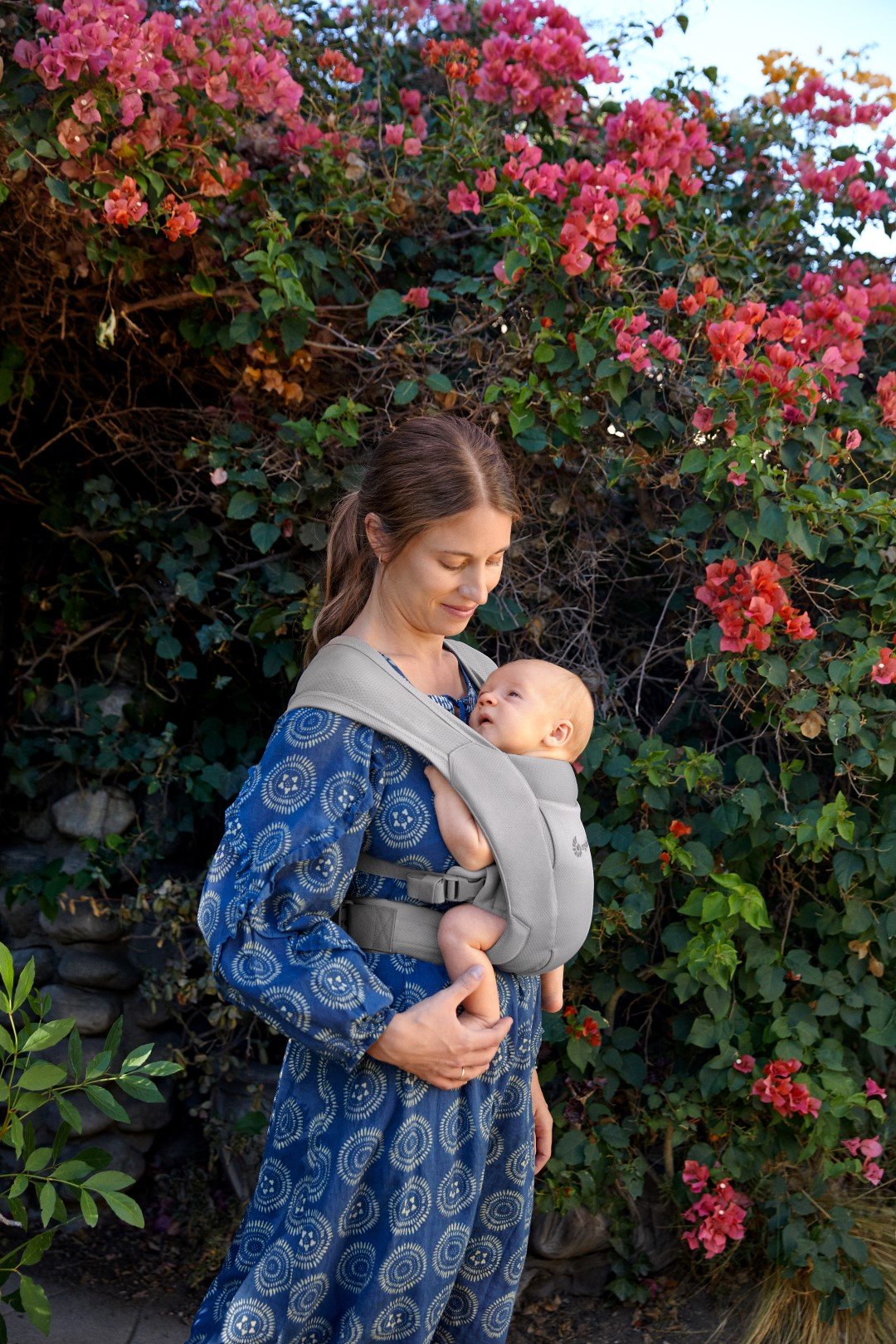 Ergobaby Embrace Soft Air Mesh nosiljka, Siva - slika 15